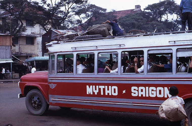 Các phương tiện  giao thông ở Việt Nam hồi những năm 1960 rất đa dạng với các loại xe đò, xe lam. Trong ảnh, một xe đò chở khách tuyến Mỹ Tho - Sài Gòn. Ảnh VT